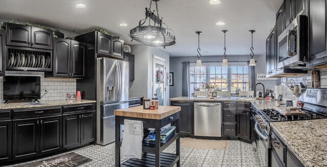 1204 Meadow Brook Dr, Lawrenceburg, KY 40342 - kitchen with a sink, stainless steel appliances, dark cabinets, and recessed lighting