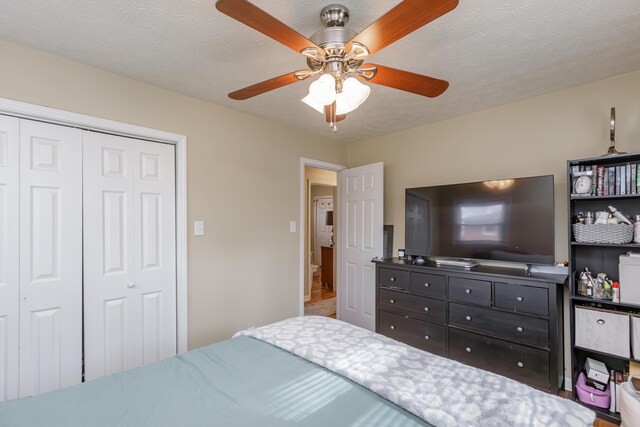 bedroom with a closet, a textured ceiling, and a ceiling fan