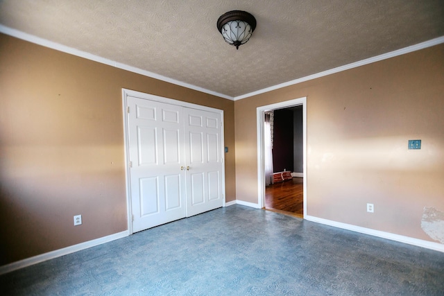 unfurnished bedroom with a closet, baseboards, a textured ceiling, and ornamental molding