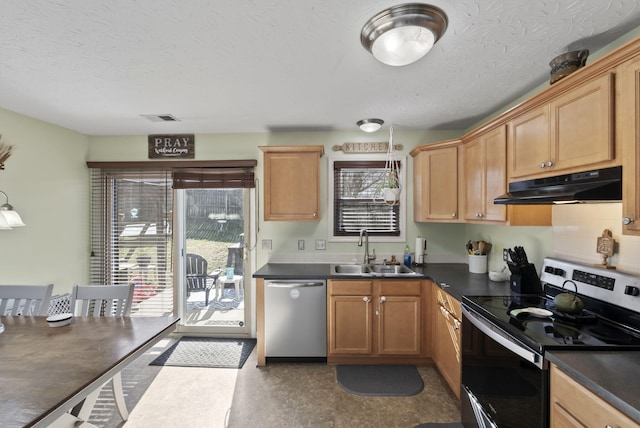 kitchen with visible vents, a sink, stainless steel appliances, under cabinet range hood, and dark countertops