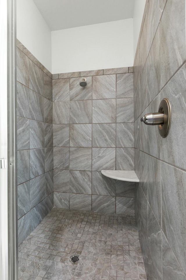 full bathroom featuring a tile shower