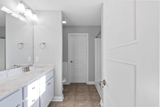 bathroom featuring baseboards, toilet, vanity, and a shower with curtain