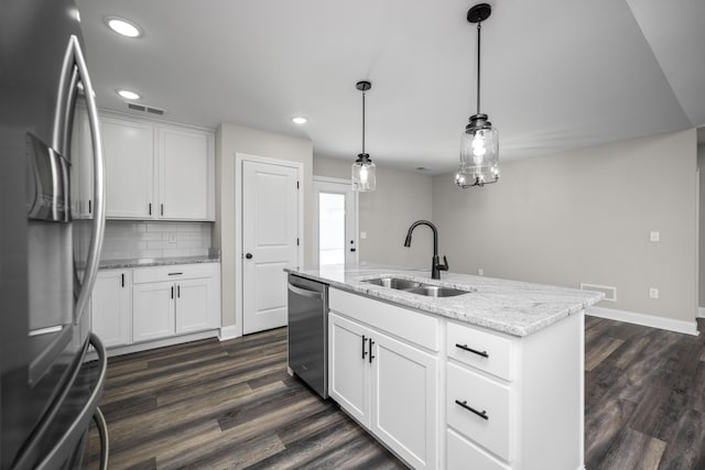 kitchen featuring visible vents, backsplash, dark wood-style floors, stainless steel appliances, and a sink