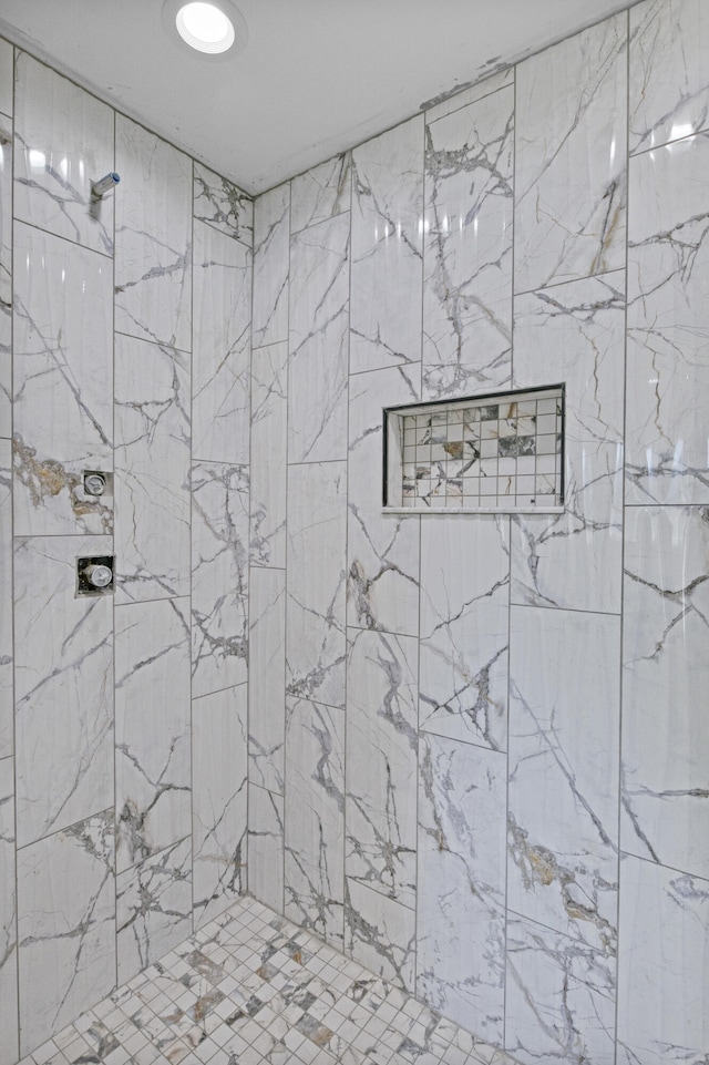 bathroom featuring a tile shower