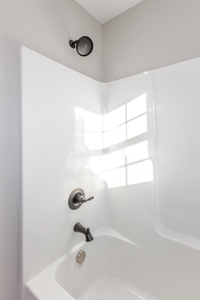 bathroom with bathtub / shower combination