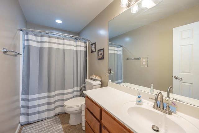 bathroom with curtained shower, toilet, and vanity