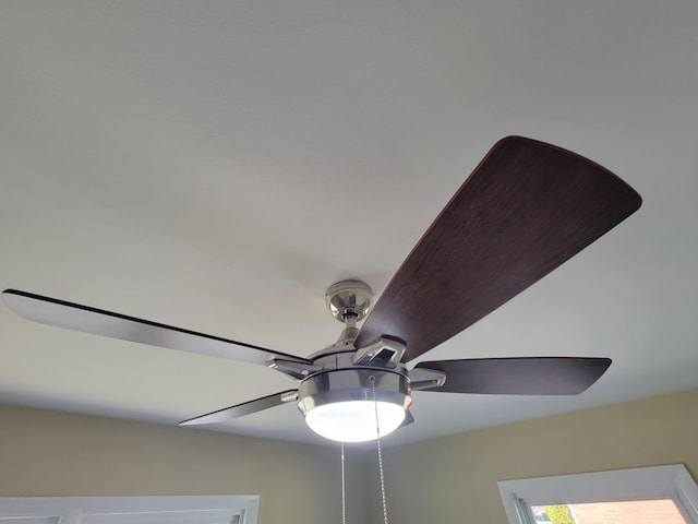 room details featuring ceiling fan