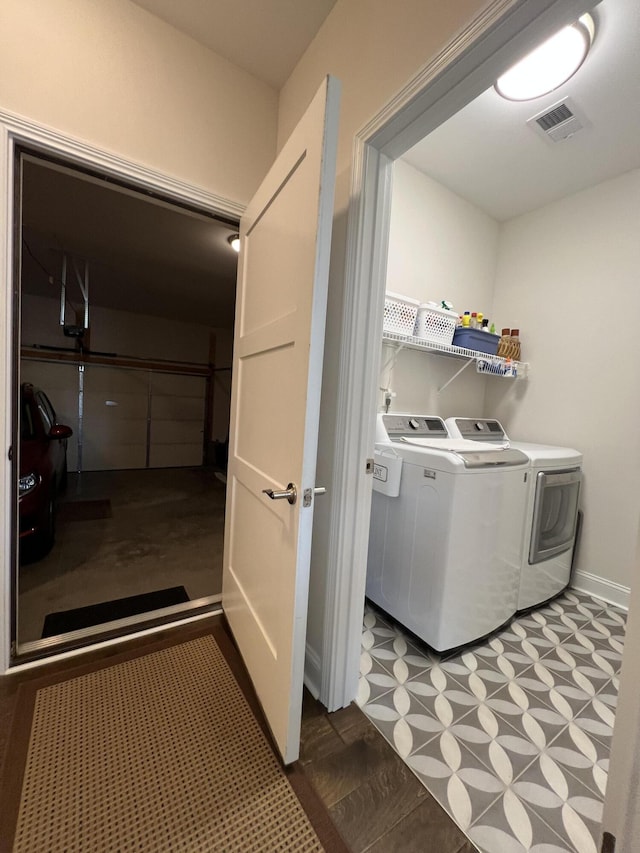 laundry area featuring laundry area, baseboards, visible vents, and washing machine and clothes dryer