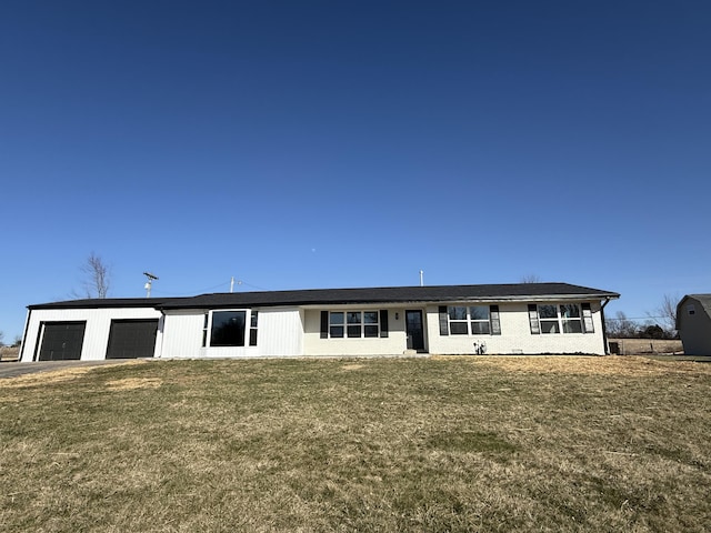 view of front of house featuring a front yard, a garage, and driveway