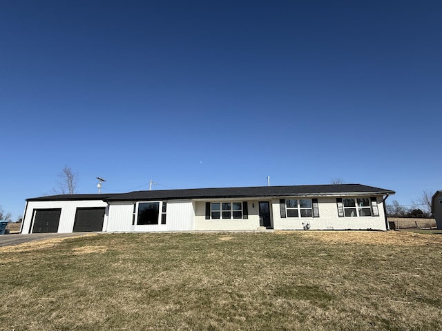 view of front facade with a garage, driveway, and a front yard