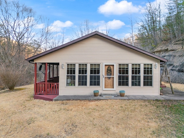 view of front of property with a front lawn