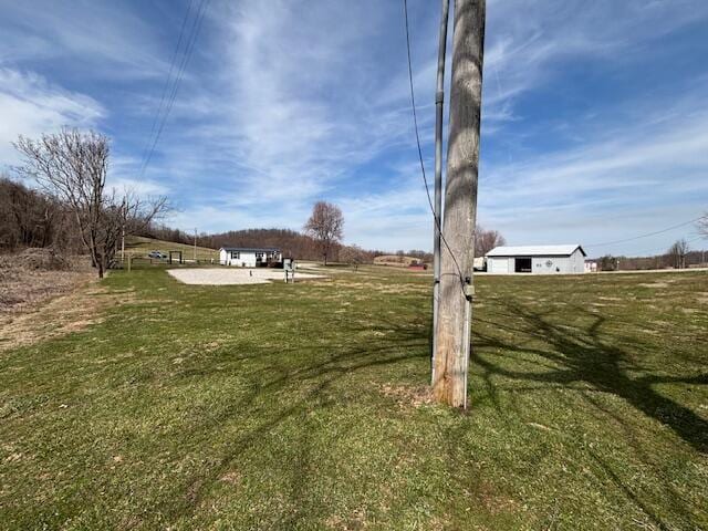 view of yard featuring a rural view