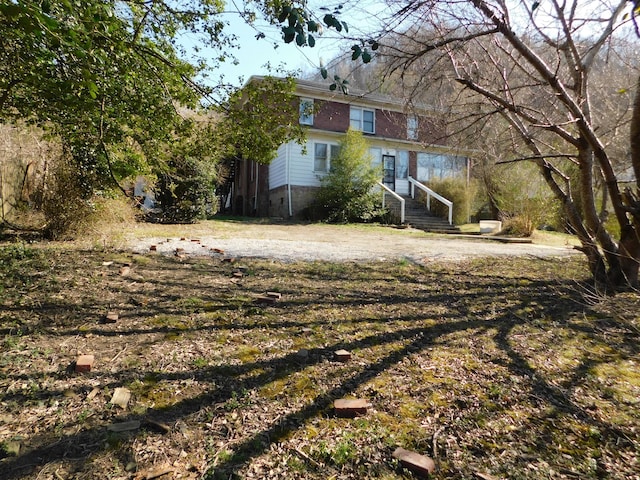 view of yard with driveway