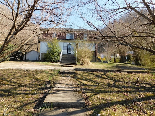 view of front of property featuring a front yard