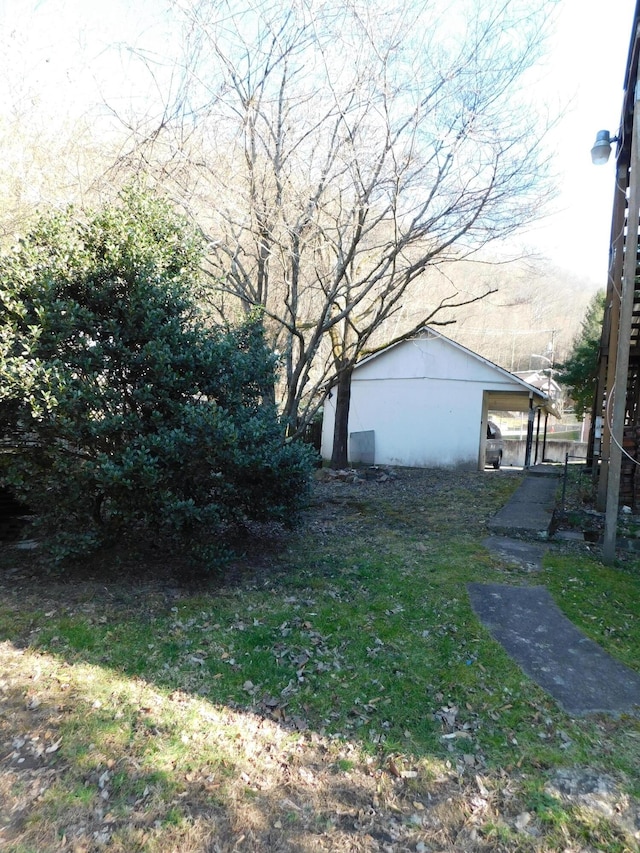 view of yard with an outbuilding