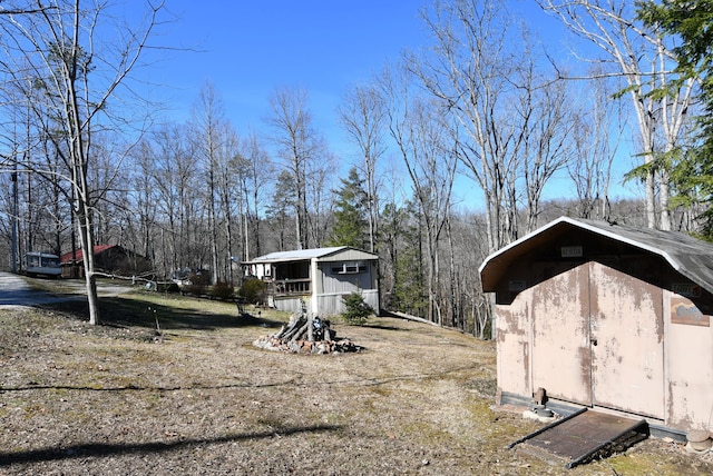 view of yard with an outdoor structure