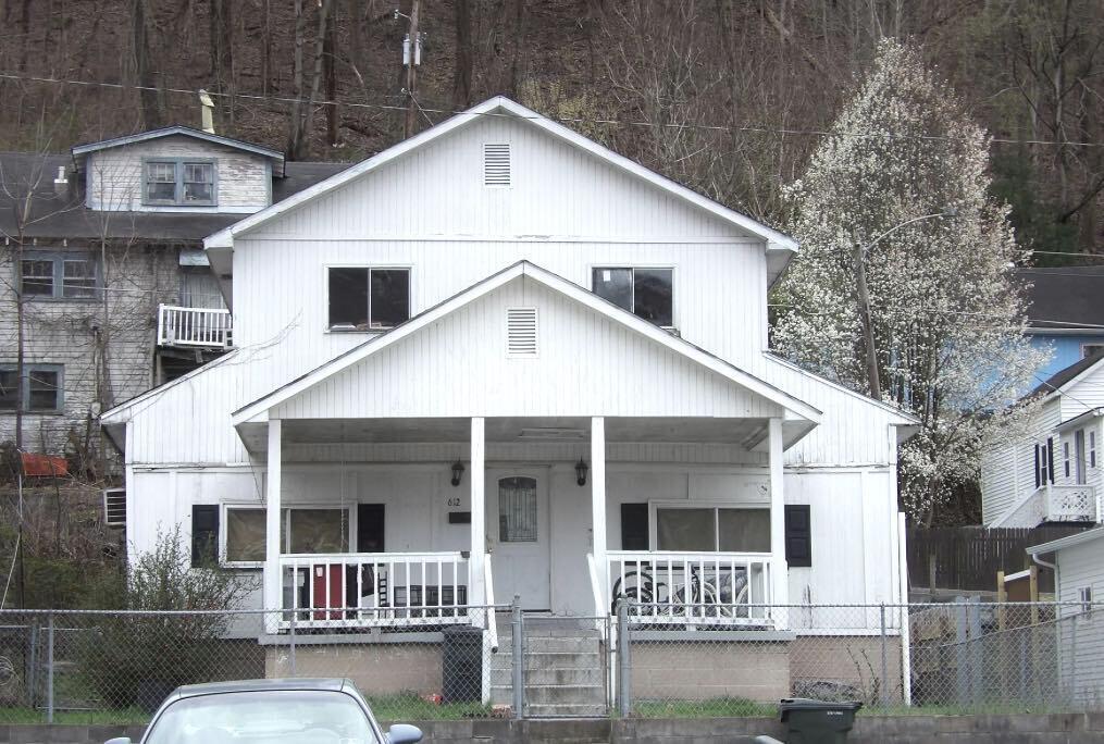 view of front of home with fence and covered porch