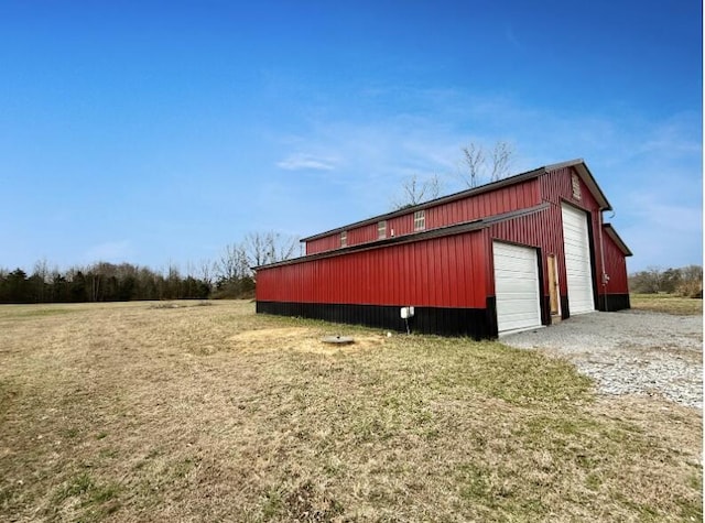 view of outdoor structure featuring an outbuilding