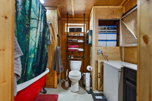 3860 Newfound Rd, Oneida, KY 40972 - full bath featuring toilet, a freestanding bath, and concrete flooring