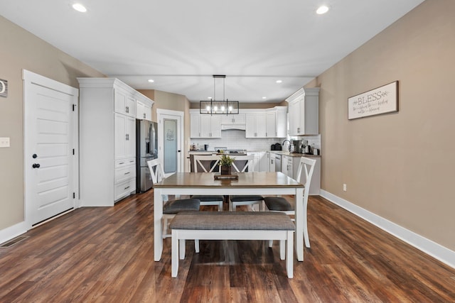 dining room with visible vents, a notable chandelier, dark wood-style floors, recessed lighting, and baseboards