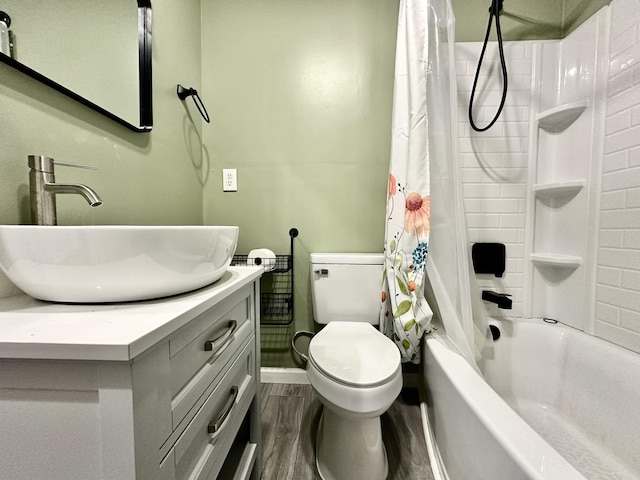 full bath featuring baseboards, shower / bath combo with shower curtain, toilet, wood finished floors, and vanity