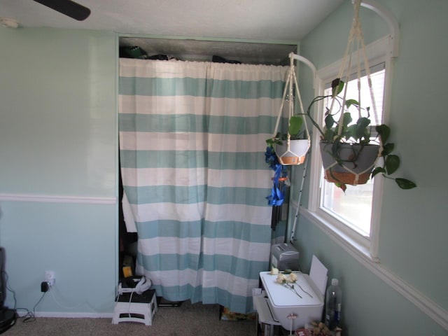 full bath featuring a shower with shower curtain and plenty of natural light