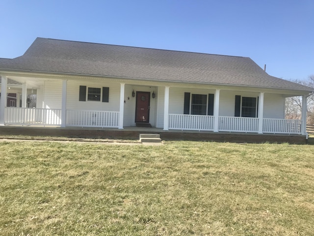 view of front facade featuring a porch, a shingled roof, and a front lawn