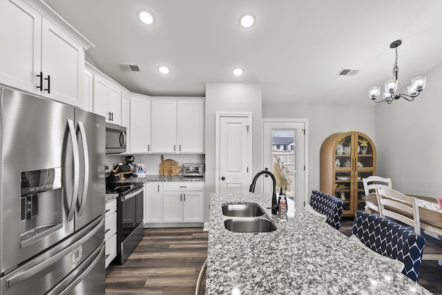 kitchen with visible vents, a sink, dark wood-style floors, recessed lighting, and stainless steel appliances