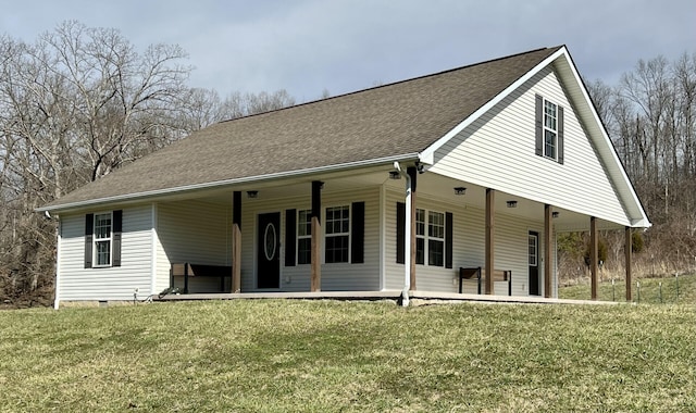 farmhouse inspired home featuring roof with shingles and a front lawn