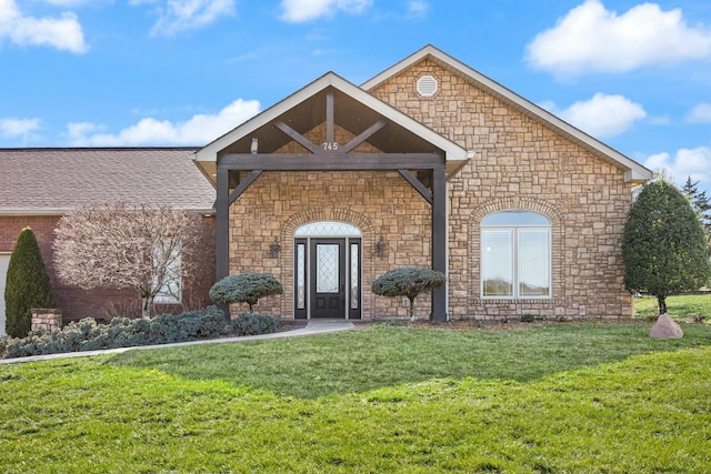 view of front facade featuring a front lawn