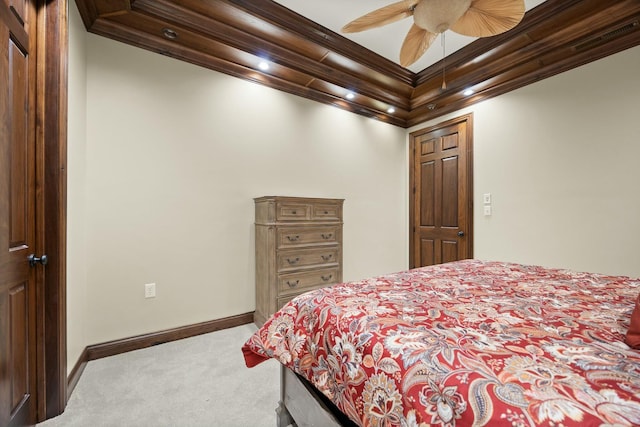 bedroom with baseboards, carpet, ornamental molding, and a ceiling fan