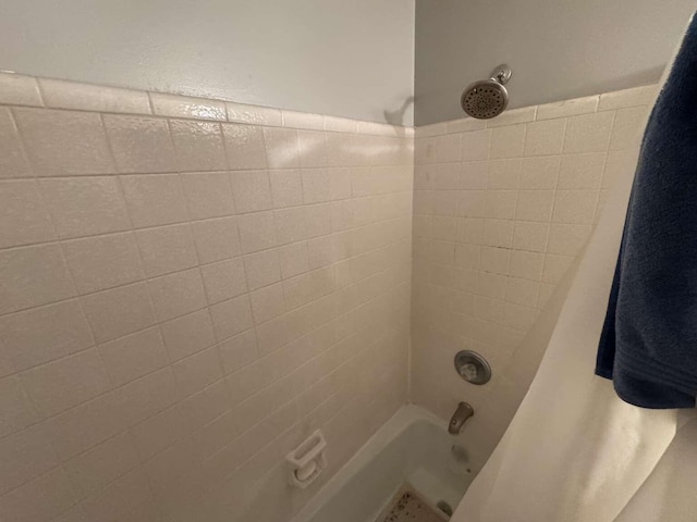 bathroom with tub / shower combination