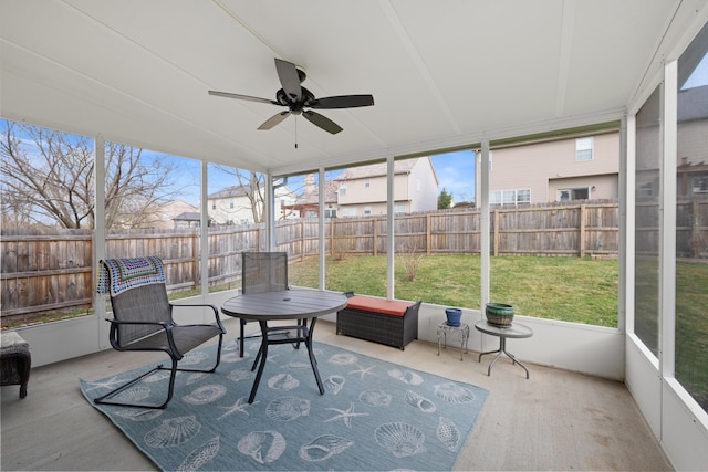 sunroom with ceiling fan