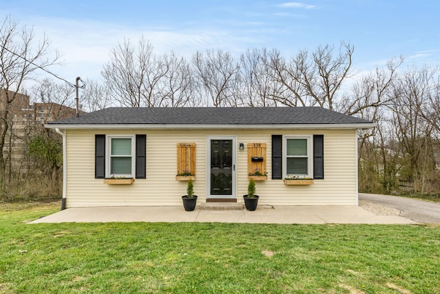 view of front facade with a front yard