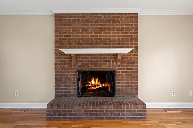 interior details featuring visible vents, wood finished floors, and crown molding