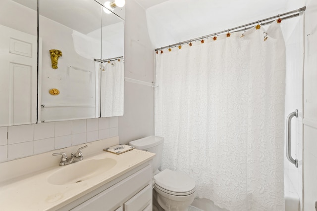 bathroom with vanity, shower / tub combo with curtain, toilet, and backsplash