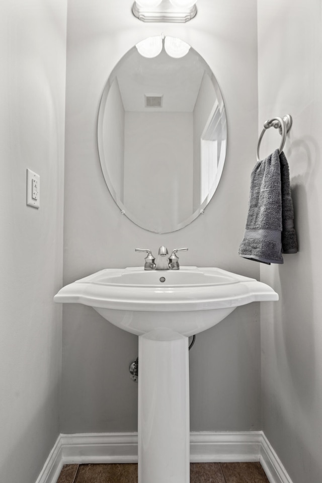 bathroom with visible vents and baseboards