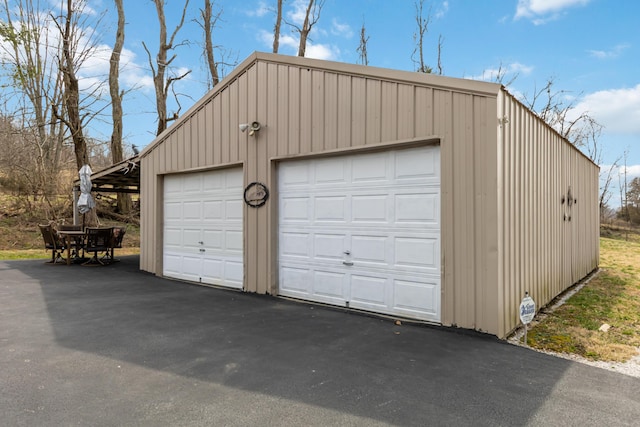 view of detached garage