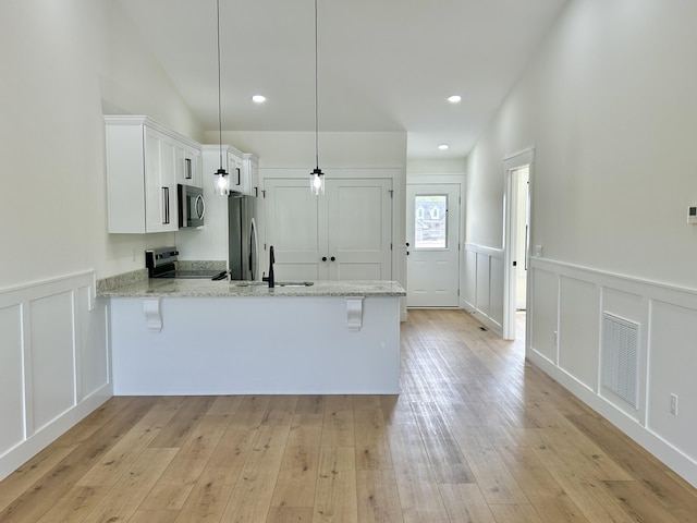 1403 Kit Cowan Rd, Somerset, KY 42503 - kitchen with a sink, visible vents, a peninsula, a decorative wall, and appliances with stainless steel finishes