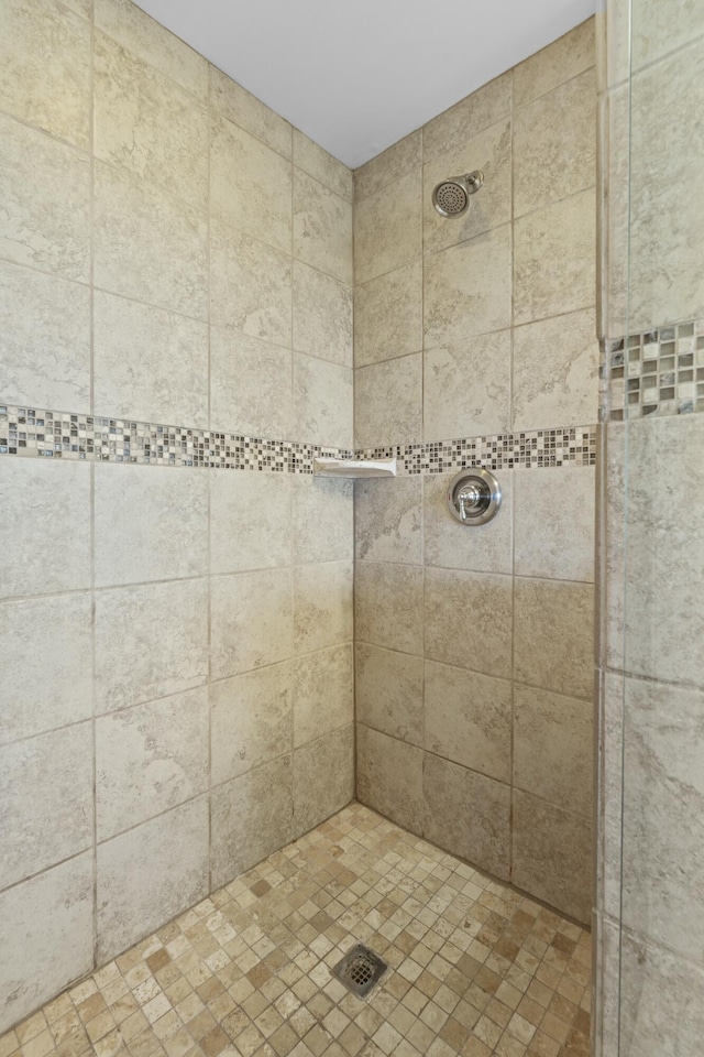 full bathroom featuring tiled shower