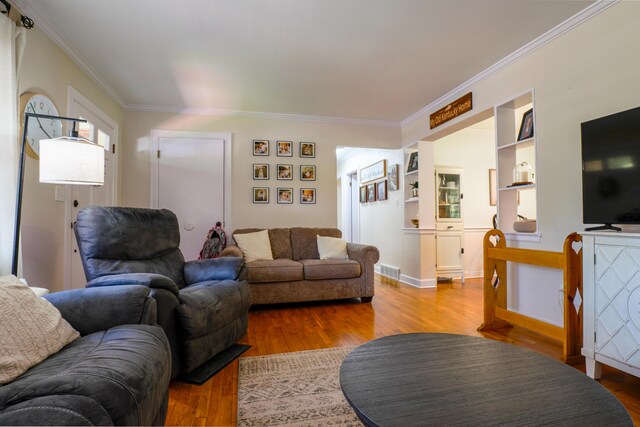 212 Williamsburg Ct, Danville, KY 40422 - living area featuring crown molding, wood finished floors, visible vents, and built in shelves