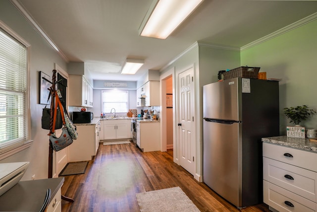 212 Williamsburg Ct, Danville, KY 40422 - kitchen with crown molding, stainless steel appliances, white cabinetry, and a sink