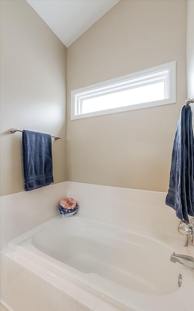 424 Amberley Dr, Lexington, KY 40515 - full bath with lofted ceiling and a garden tub