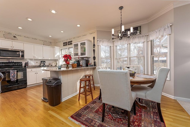 dining space featuring baseboards, an inviting chandelier, recessed lighting, ornamental molding, and light wood-style floors