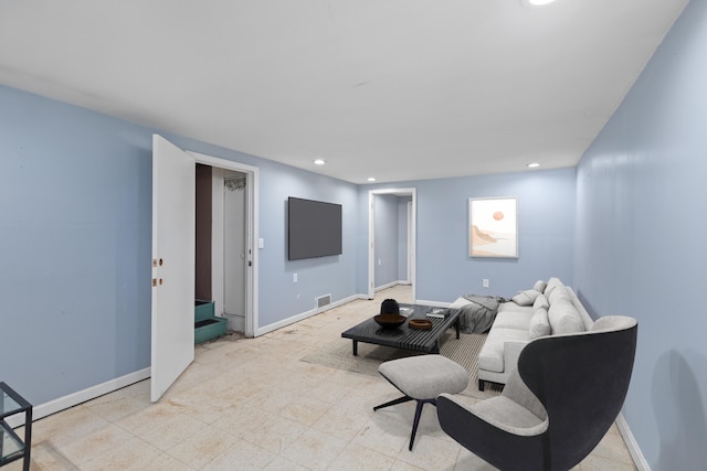 living area featuring visible vents, recessed lighting, and baseboards