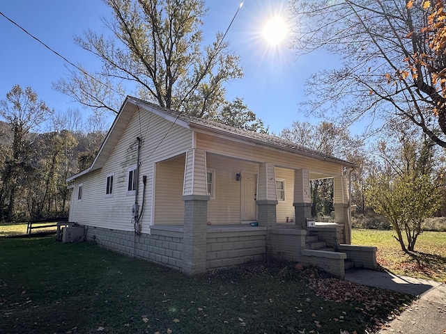 view of front facade featuring cooling unit and a front yard