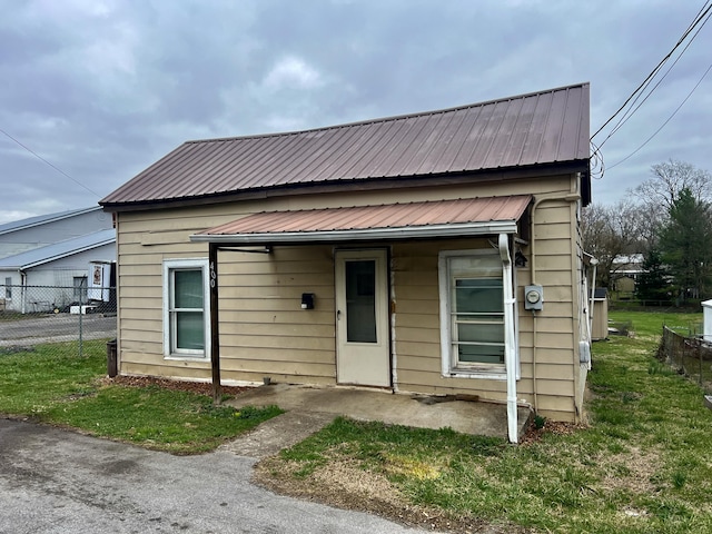400 Washington St, Paris, KY 40361 - view of front of home featuring metal roof and fence