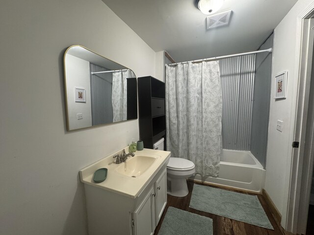 104 First St, Cynthiana, KY 41031 - full bath with wood finished floors, vanity, shower / bath combo with shower curtain, toilet, and baseboards