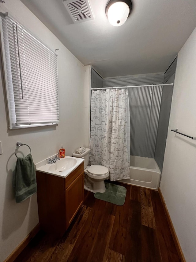 104 First St, Cynthiana, KY 41031 - full bath featuring wood finished floors, toilet, shower / bath combination with curtain, vanity, and baseboards