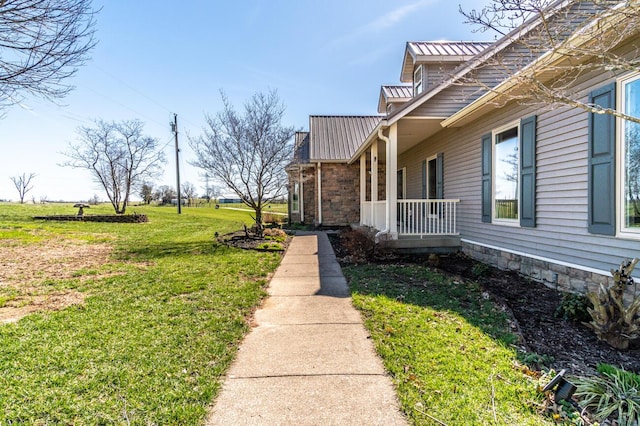 1794 Hunter Dr, Lancaster, KY 40444 - view of grassy yard featuring a porch